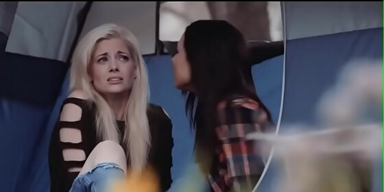 two hot babes tries having sex outdoor