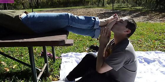 tsm kips first time having her feet worshipped