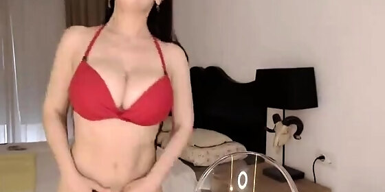brunette amateur webcam babe pleases pussy