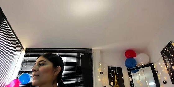 big boob brunette masturbates on webcam