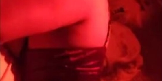 sexo rico en el cuarto rojo de un club