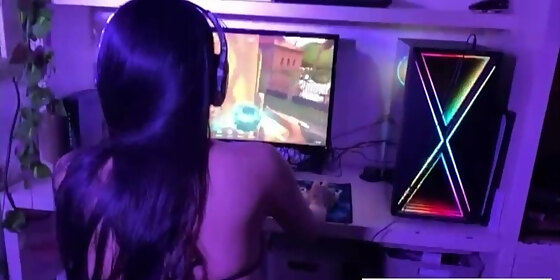 me la folla mientras juega en pc