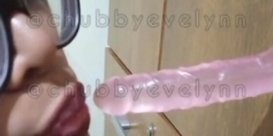 chupando o pequeno dildo