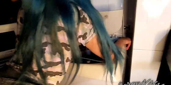 encuentro a mi vecina con tremendo culazo lavando ropa en short y me la follo por perra parte 2