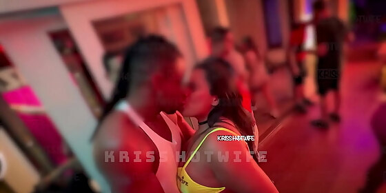 beijando outro na festa na frente do meu corno kissing another at the party in front of my cuckold
