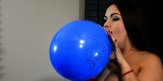 immeganlive blowing long neck balloons is awesome
