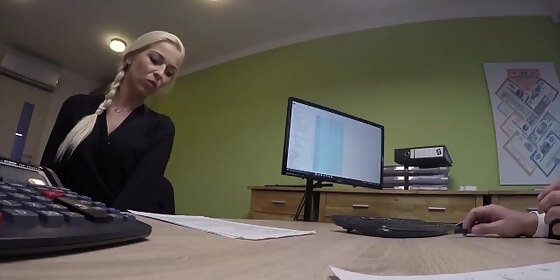 loan4k une blonde coquine baise pour un prt pour acheter une nouvelle mercede