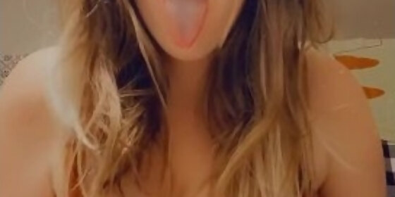 blondiebangs shakes giant tits