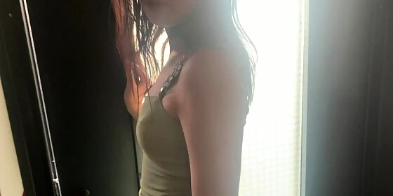 sexy babe gives a really nice blowjob