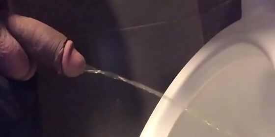 gifted pissing without hand on public toilet urinal