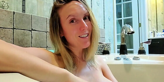 big boob brunette masturbates on webcam