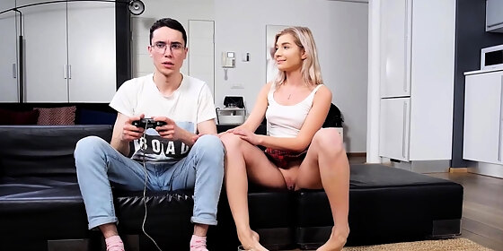 being busy playing games leads stepbro to do it with girl