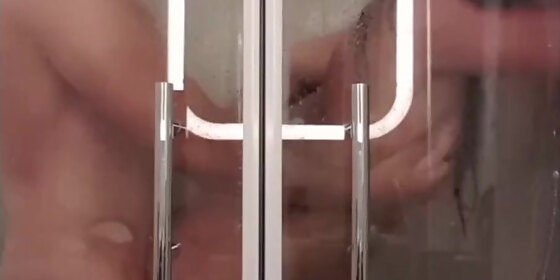 brunette franaise baise sous la douche