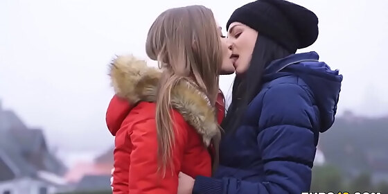 lesbian besties playing themselves against the cold