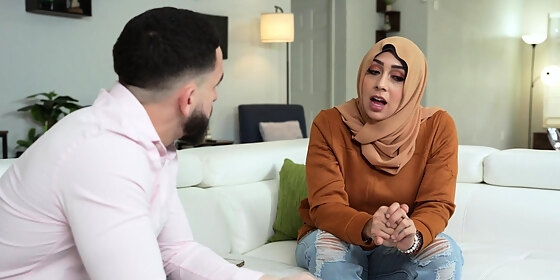 social media expert helps arab woman