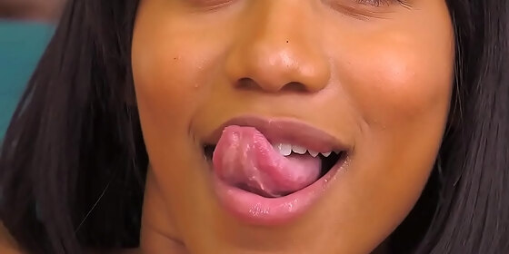 big tit ebony squirting in close up while using hitachi during cam show