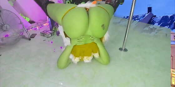 grinch open the gifts and dance in the pole
