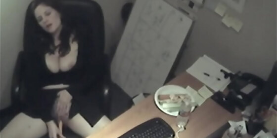 solo babe masturbates using a carrot