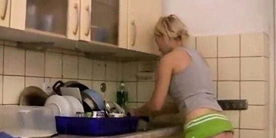 junge deutsche blondine wird beim abwaschen gefickt