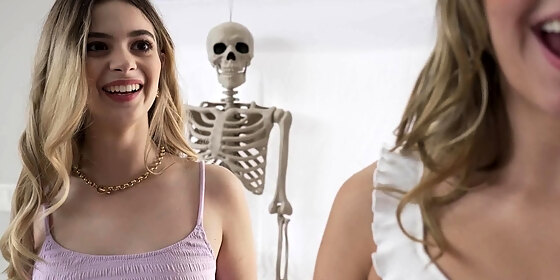 put my dick to the skeleton and trick my stepsis
