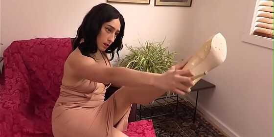 busty aussie solo rubbing herself