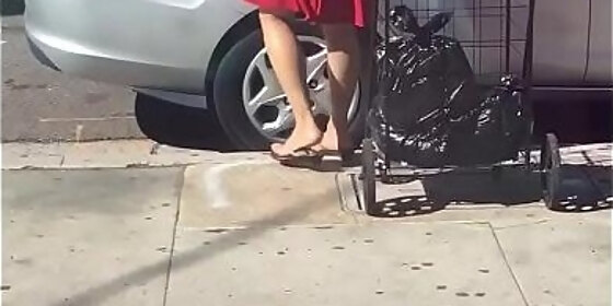 madura en vestido rojo