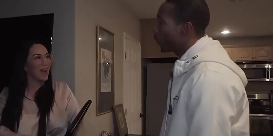 queen rogue fucked house owner being a good slut