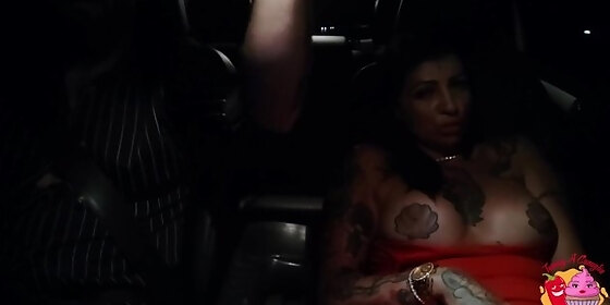 coppia si masturba in auto lei una milf famosa