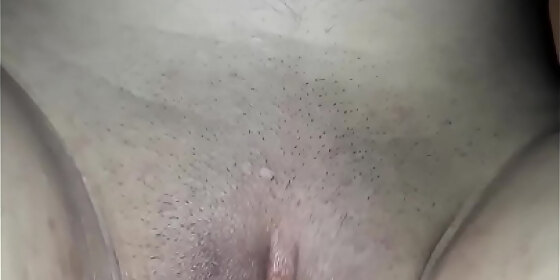 putting fingers until wet