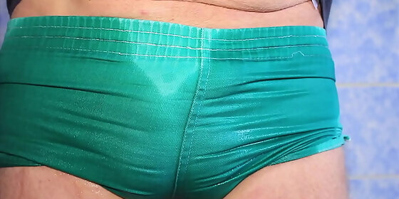  turnhoeschen makes tight small green gym shorts wet
