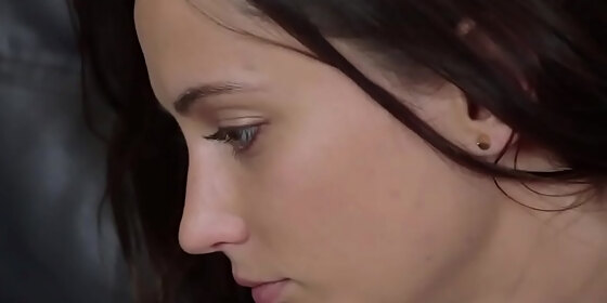 nubile lesbian jenna sativa eats babe girlfriends pussy