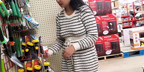 lola delarosa flashing and inserting objects at store