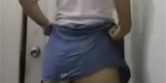 rich culona goes up her skirt and shows her thong