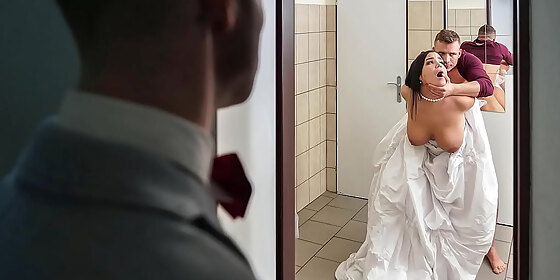 bride4k locked wc adventure