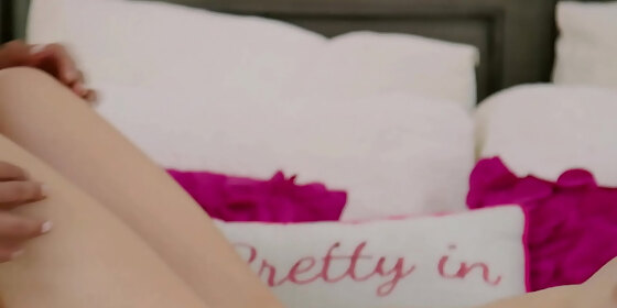 blondie braylin bailey sits her pink pussy on caitlin bell s face