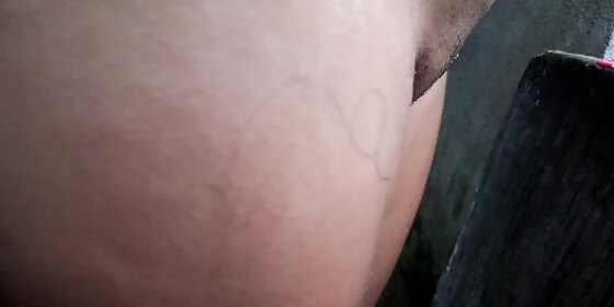 mi linda pmit me dice que la acompae que adentro no hay agua y tiene que baarse aqui real