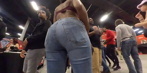 amateur ebony convention attendee gives me body tour at exxxotica nj 2021