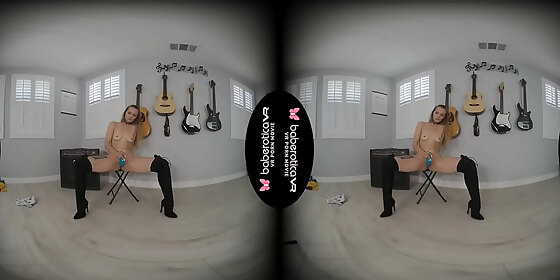 solo babe luna wulf is using a new vibrator in vr