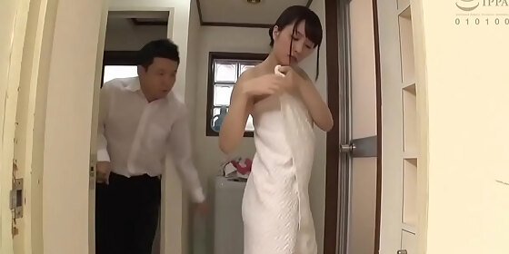 son likes to see stepmom s big ass while bathing