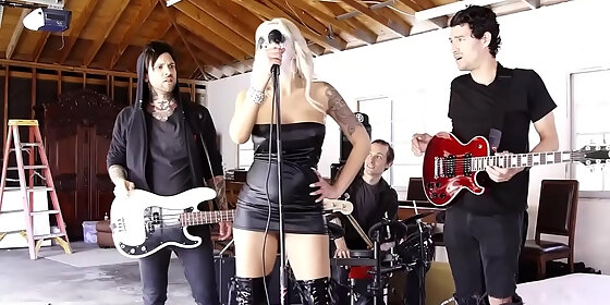 rockstar milf elle shows up with a corpse face paint ready to rock and roll in a sizzling 3some with the band small hands and xander corvus