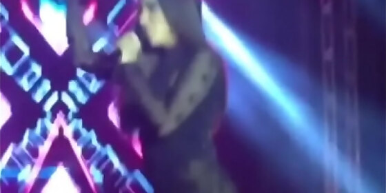 anitta playing right in your face