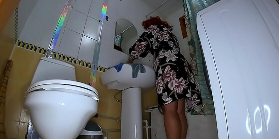 stepmom showed her big ass and knelt down for anal sex