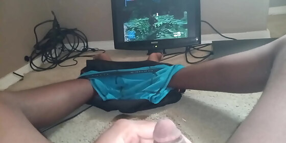 playing the game and rubbin my small cock