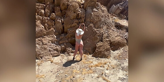 vianca voom modeling in the desert palm spring modelando en el desierto madura caliente y juguetona