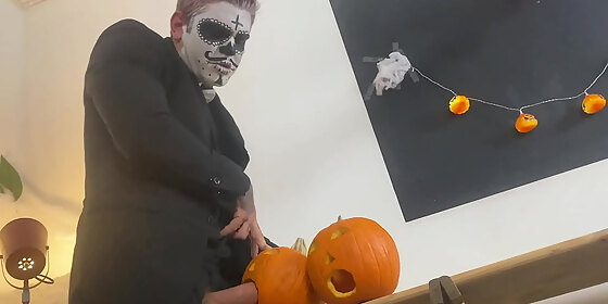 halloween solo with pumpkins