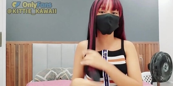 lilith kawaii mostrando tudo enquanto limpa as unhas dos ps buceta peludinha cute girl