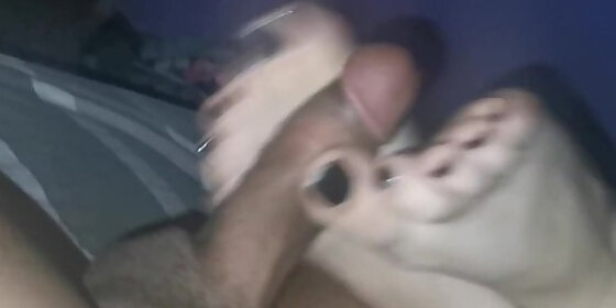mi novia me hace una paja con los pies footjob rico