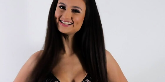 mona azar is curvy tease on the set