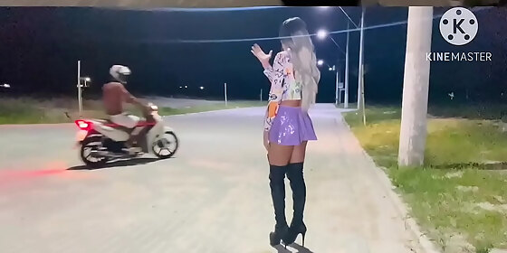 biker walked by and saw the naughty in a dress without panties and came back to put her to breast and fuder her ass in the middle of the street