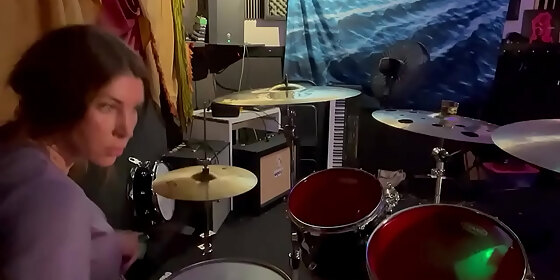 felicity feline drumming in her lockout